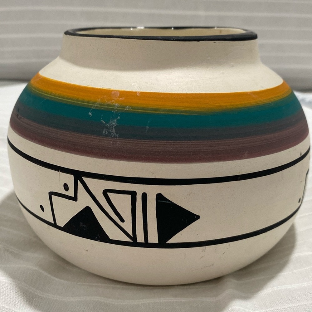 UTE MOUNTAIN INDIAN TRIBE POTTERY. HANDMADE PAINTED and SIGNED. E ROOT  COLORADO